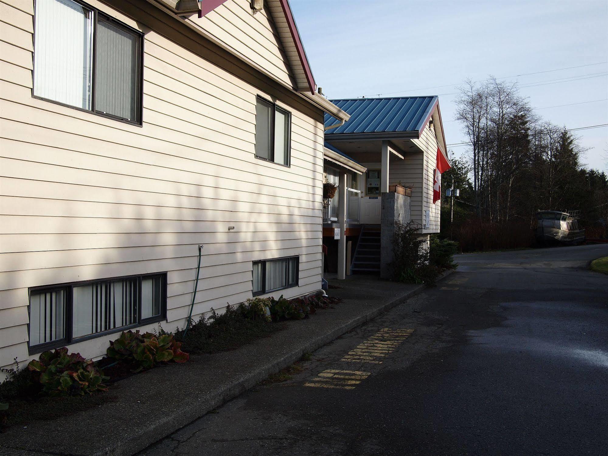 Whale'S Tail Guest Suites Ucluelet Exterior photo